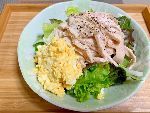 塩麹でしっとり柔らか！鶏胸肉の親子サラダ